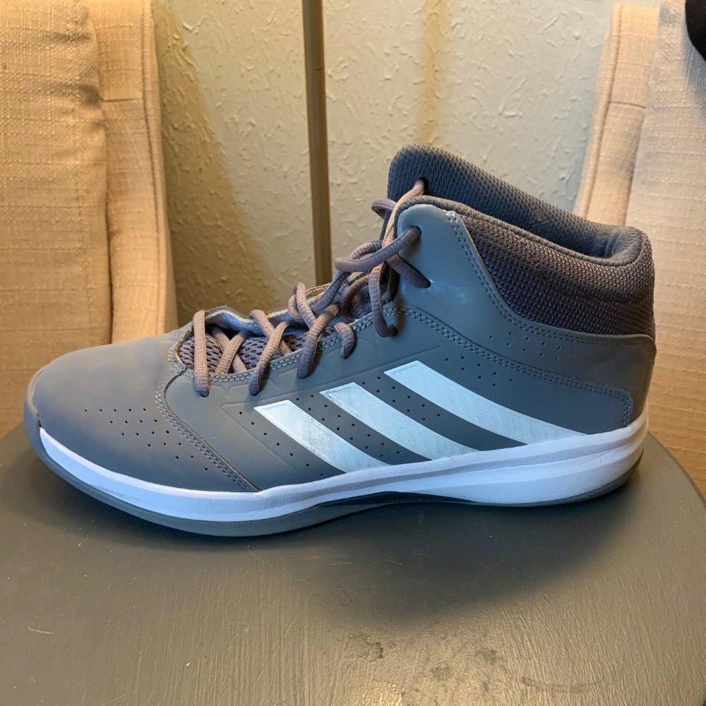 Adidas Isolation 2.0 Mid Basketball (size 11)